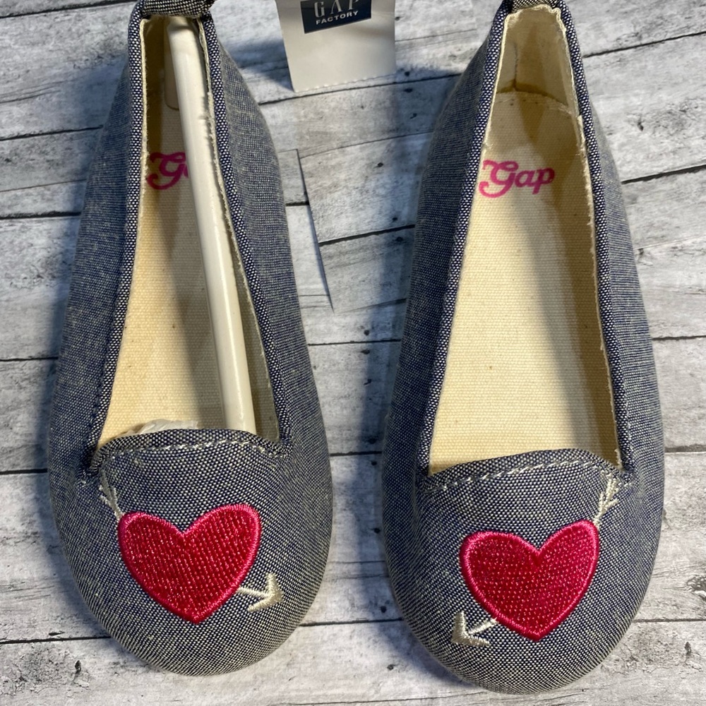 Brand New with tags Gap toddler girl slip on shoes, size 6